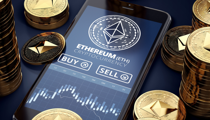 Foto van mobiel met Ethereum logo grafiek en munten