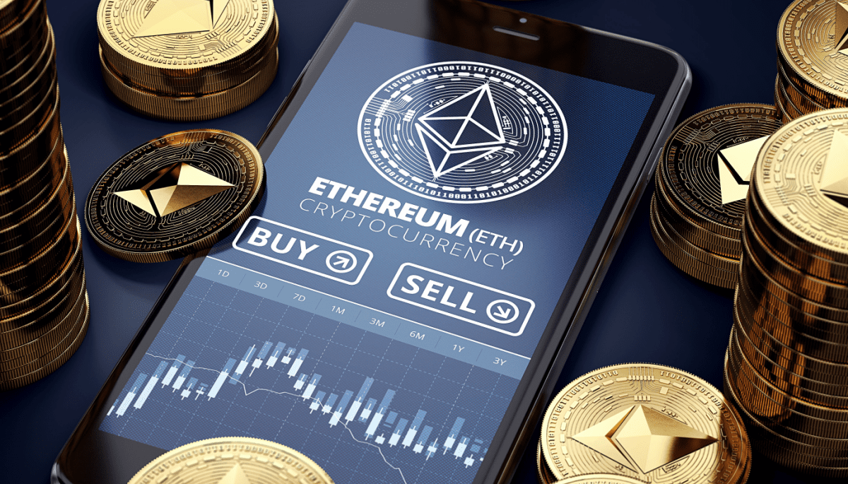 Foto van mobiel met Ethereum logo grafiek en munten