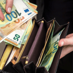 Foto van portemonnee met grote euro biljetten
