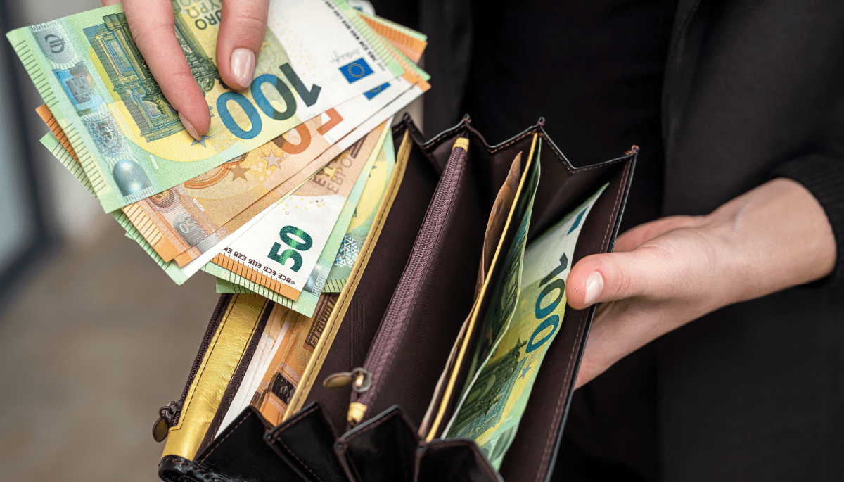 Foto van portemonnee met grote euro biljetten