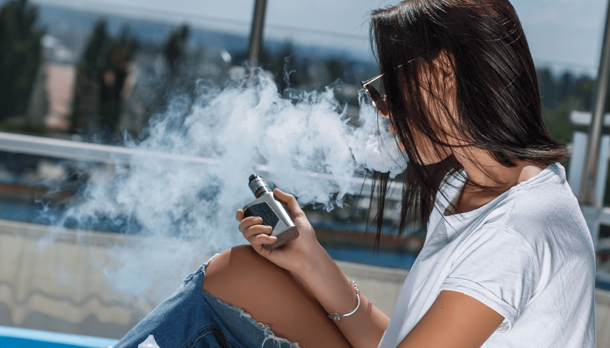 Foto van vrouw met vape