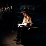Man in het donker tijdens de stroomstoring in Spanje