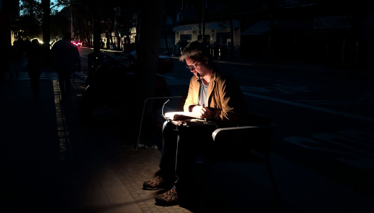 Man in het donker tijdens de stroomstoring in Spanje