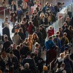 Mensen in wachtrij om te vertrekken