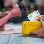 Nederlander betaalt met geld uit portemonnee