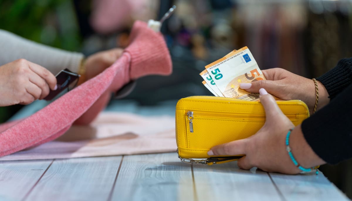 Nederlander betaalt met geld uit portemonnee