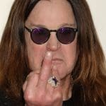 Ozzy osbourne steekt middelvinger op