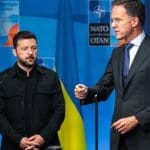 President van Oekraïne Volodymyr Zelensky kijkt naar secretaris-generaal Mark Rutte tijdens de NAVO-top 2025 op het World Forum
