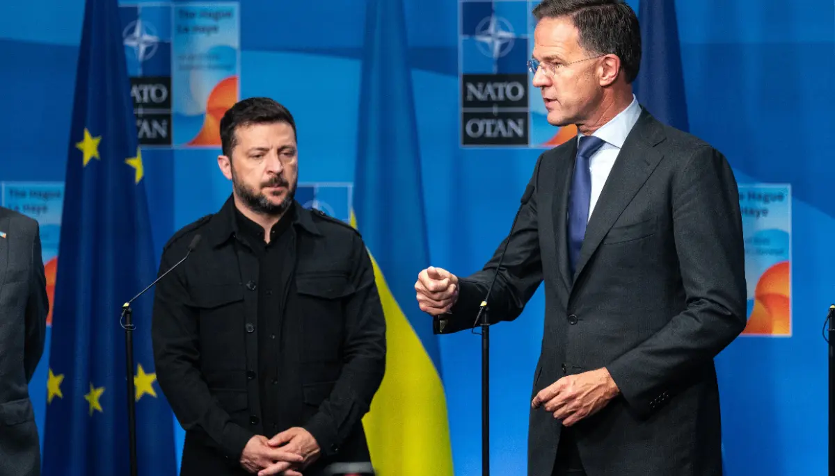 President van Oekraïne Volodymyr Zelensky kijkt naar secretaris-generaal Mark Rutte tijdens de NAVO-top 2025 op het World Forum