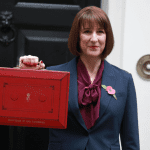 Rachel Reeves minister van Financiën met de iconische rode begrotingskoffer
