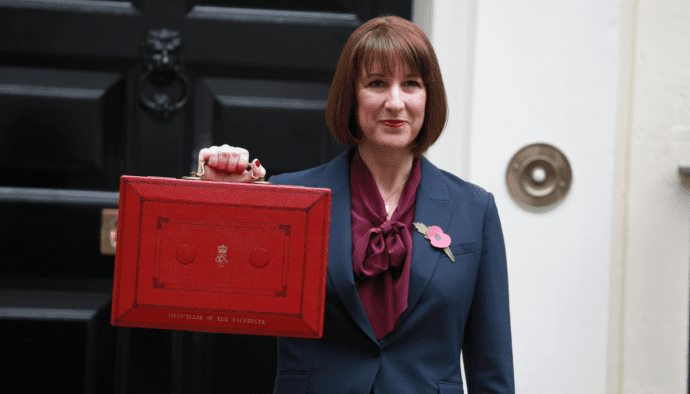 Rachel Reeves minister van Financiën met de iconische rode begrotingskoffer