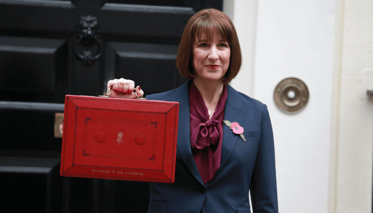 Rachel Reeves minister van Financiën met de iconische rode begrotingskoffer