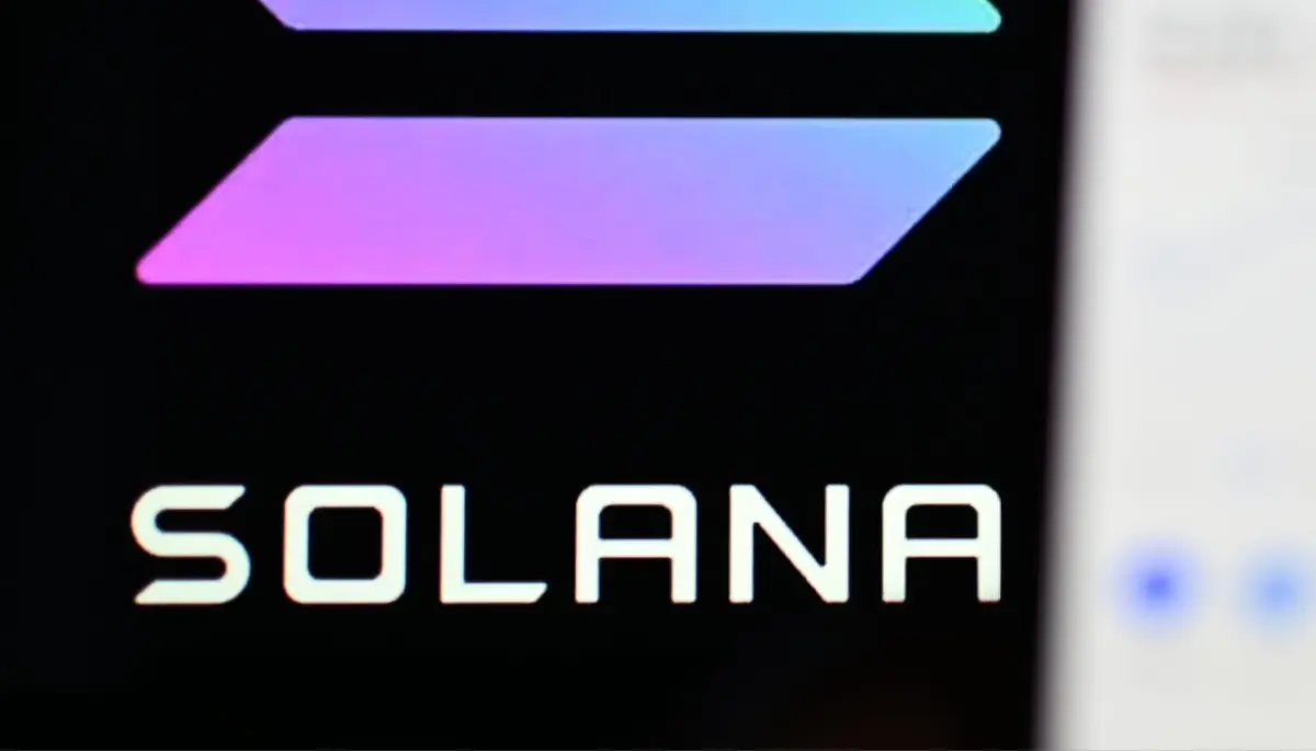 Solana logo met telefoon