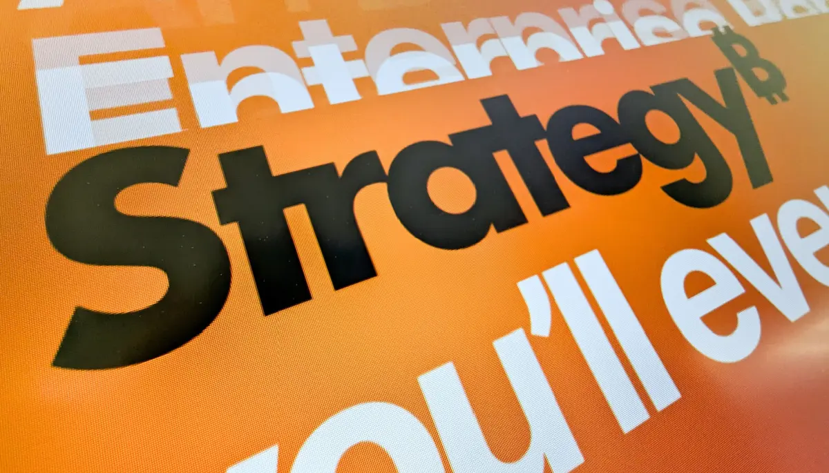Strategy logo bitcoin bezitter