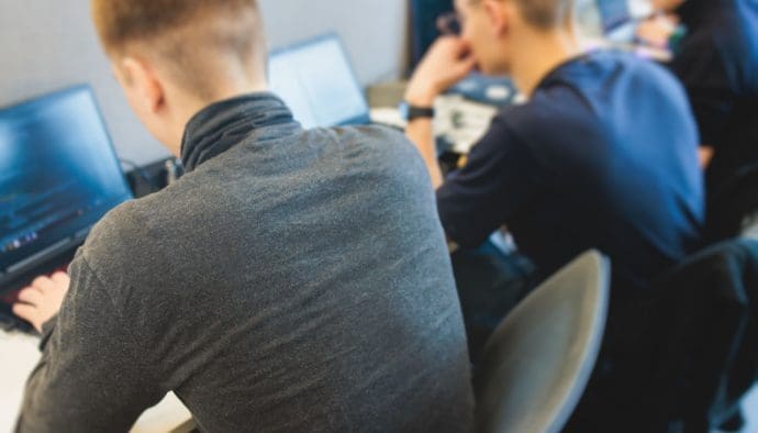 Nederland telt af: de meest besproken crypto van 2025 is morgen beschikbaar