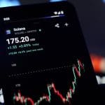 17 juli 2025 Een afbeelding van de pagina van de cryptomunt Solana op een cryptobeurs, met aandelen op de achtergrond