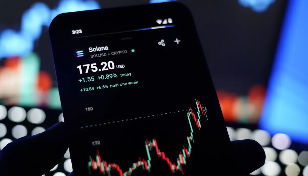 17 juli 2025 Een afbeelding van de pagina van de cryptomunt Solana op een cryptobeurs, met aandelen op de achtergrond