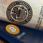 Bitcoin logo en Federal Reserve logo