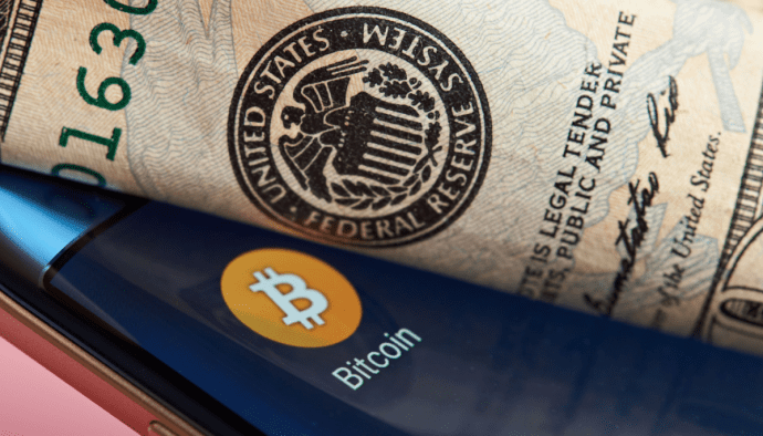 Bitcoin logo en Federal Reserve logo