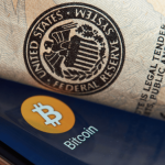 Bitcoin logo en Federal Reserve logo