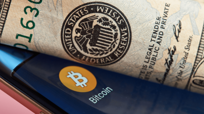 Bitcoin logo en Federal Reserve logo