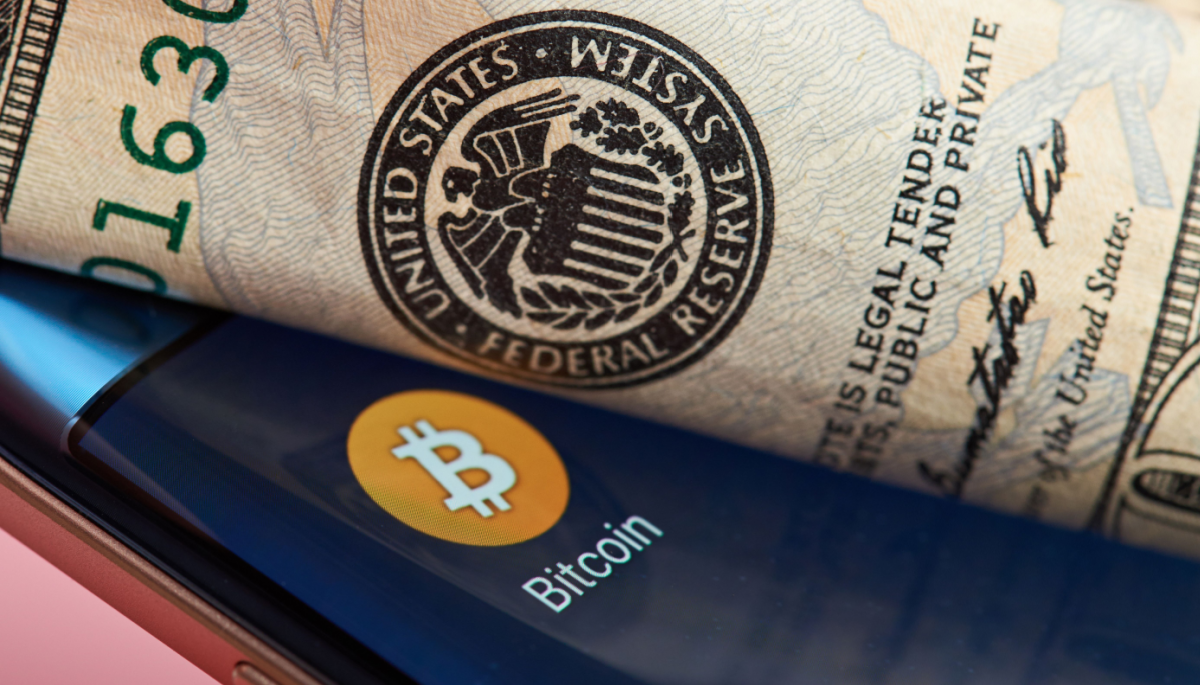 Bitcoin logo en Federal Reserve logo