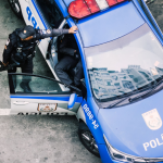 Braziliaanse politieagent met auto