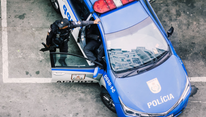 Braziliaanse politieagent met auto