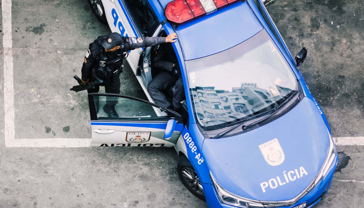 Braziliaanse politieagent met auto