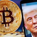 De Amerikaanse president Donald Trump met een bitcoin munt