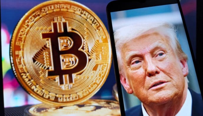 De Amerikaanse president Donald Trump met een bitcoin munt