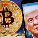 De Amerikaanse president Donald Trump met een bitcoin munt