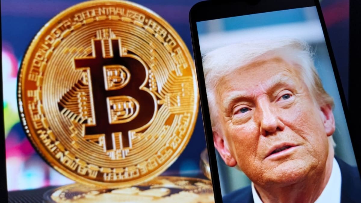 De Amerikaanse president Donald Trump met een bitcoin munt