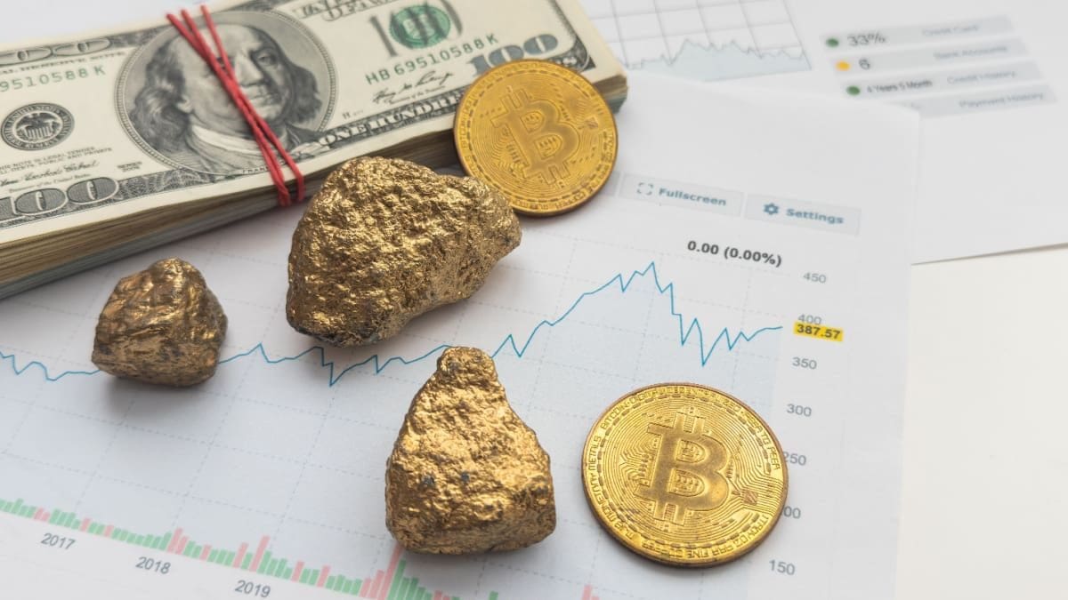 Een afbeelding van bitcoin en goud met dollars en een grafiek