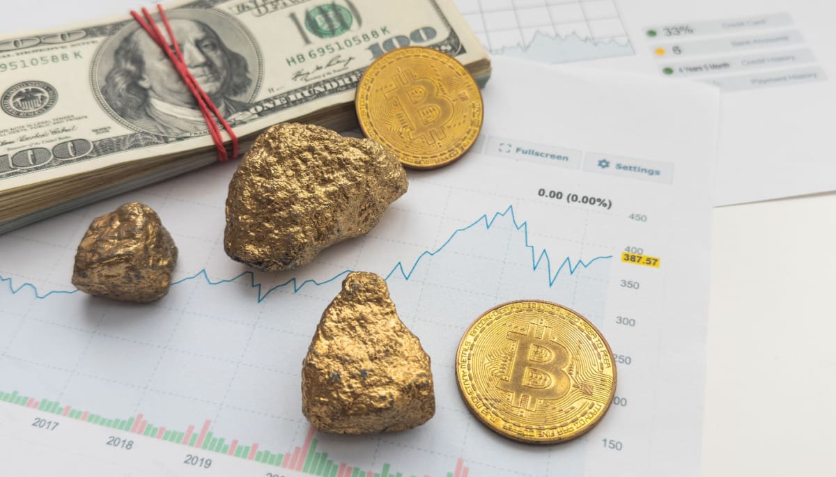 Een afbeelding van bitcoin en goud met dollars en een grafiek