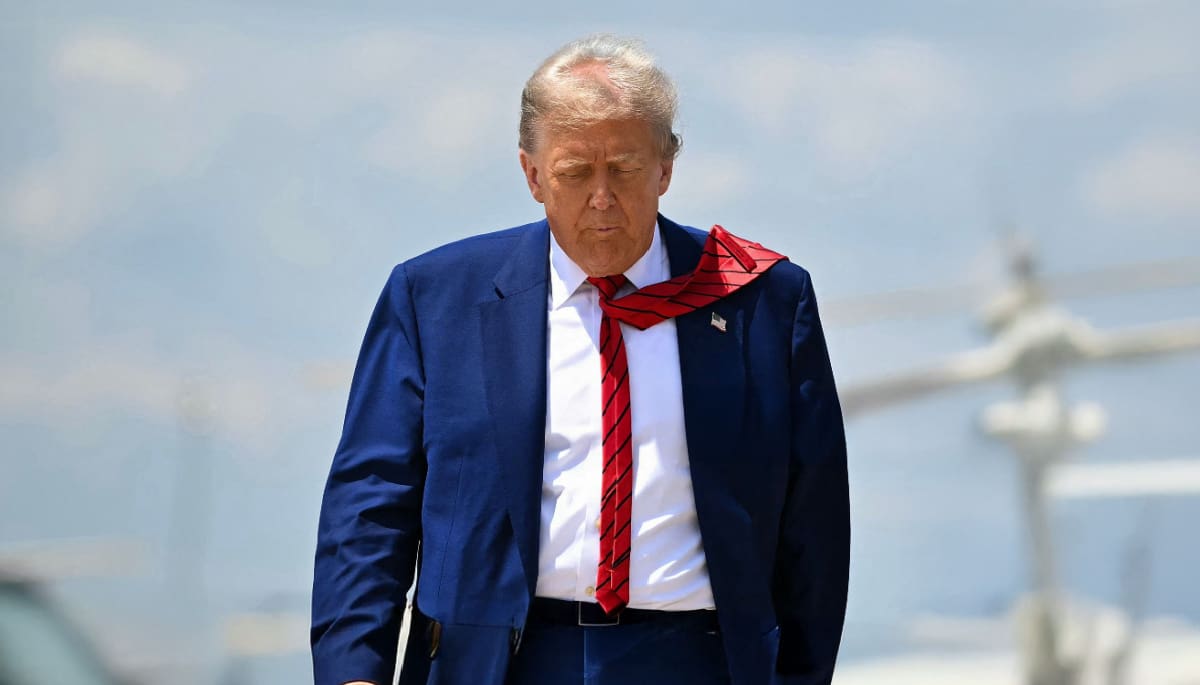 Een afbeelding van de Amerikaanse president Donald Trump die wegloopt van een helikopter, richting de camera