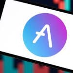 Een afbeelding van de cryptomunt Aave (AAVE), met een grafiek van een koers op de achtergrond