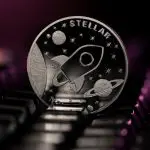 Een afbeelding van de cryptomunt Stellar (XLM) bij een computer