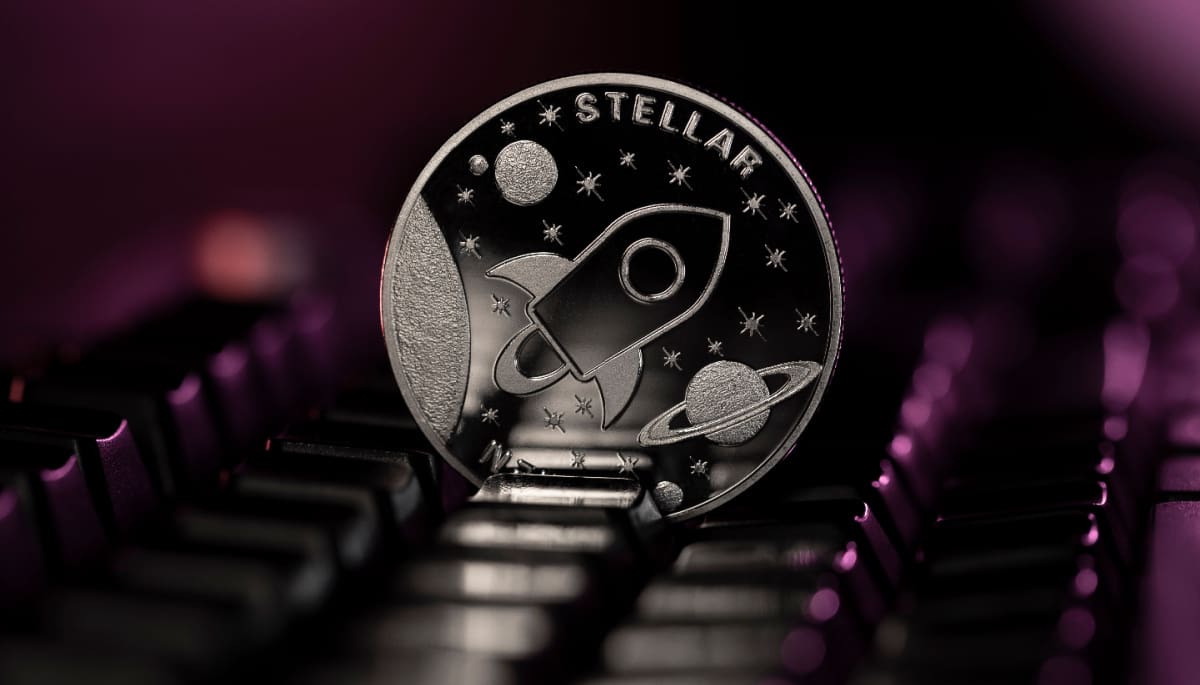 Een afbeelding van de cryptomunt Stellar (XLM) bij een computer