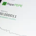 Een afbeelding van de cryptomunt pepe (PEPE) met daarbij een grafiek van een koers met een stijging, groen