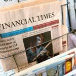 Een afbeelding van de financial times met een nieuwsbericht over een inbeslagname van veel geld