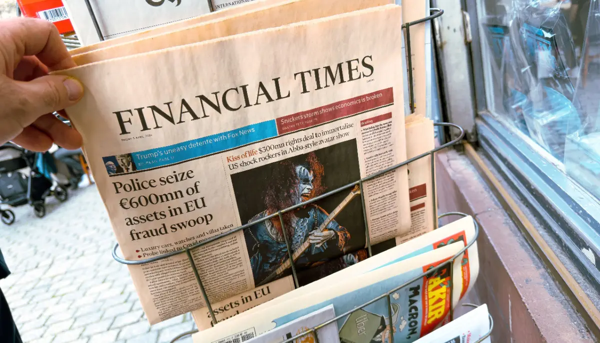Een afbeelding van de financial times met een nieuwsbericht over een inbeslagname van veel geld