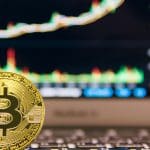 Een afbeelding van de munt van de grootste crypto bitcoin (BTC) met op de achtergrond een stijgende groene grafiek