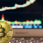 Een afbeelding van de munt van de grootste crypto bitcoin (BTC) met op de achtergrond een stijgende groene grafiek