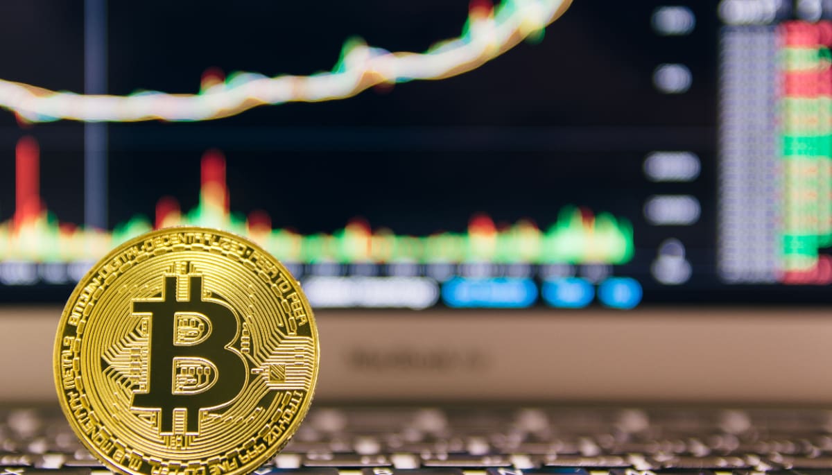 Een afbeelding van de munt van de grootste crypto bitcoin (BTC) met op de achtergrond een stijgende groene grafiek