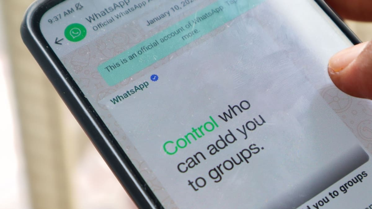 Een afbeelding van de whatsapp app met een bericht van Facebook zelf over controle