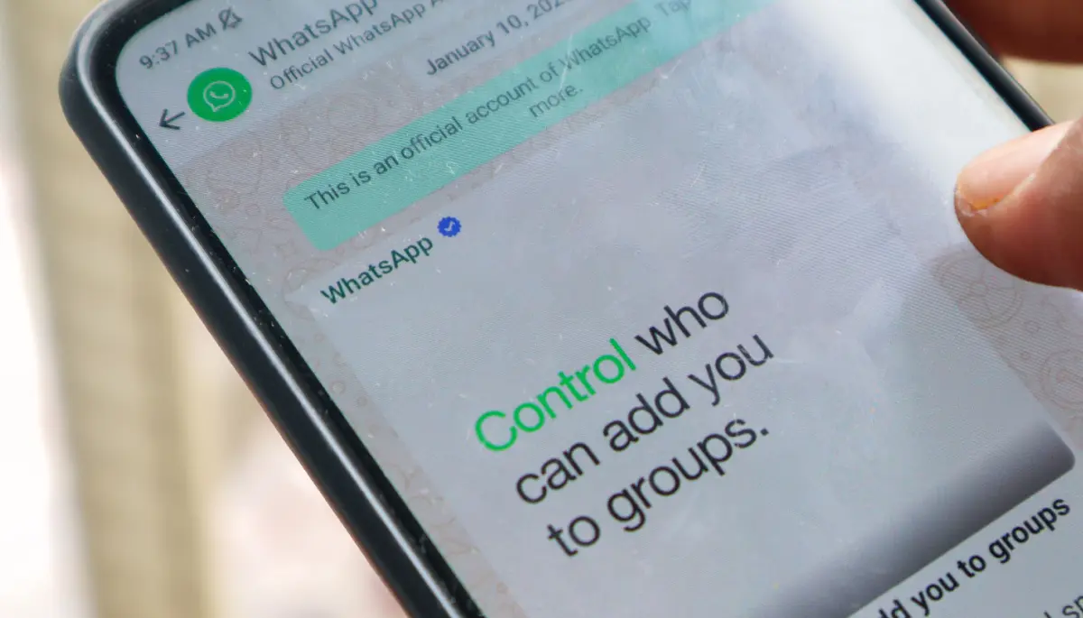 Een afbeelding van de whatsapp app met een bericht van Facebook zelf over controle