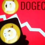 Een afbeelding van dogecoin (DOGE) met een munt en een logo en een dalende koers op de achtergrond