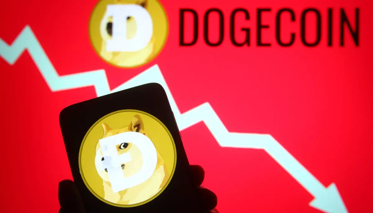 Een afbeelding van dogecoin (DOGE) met een munt en een logo en een dalende koers op de achtergrond