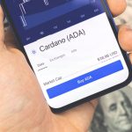 Een afbeelding van een Cardano pagina op een cryptobeurs, met een koers en data van ADA